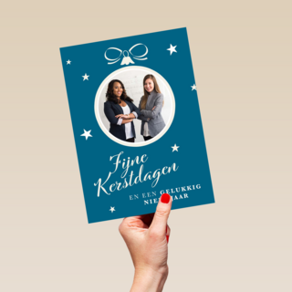zakelijke kerstkaart met kerstbal met fotokader