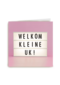 letterbord kaart met de tekst welkom kleine uk meisje