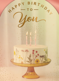 Taart met kaarsjes en happy birthday