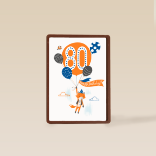 een vos met ballon om 80 jaar te vieren