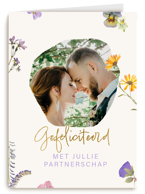 fotokaart voor pas getrouwd stel met bloemen