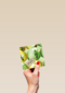 groene paaskaart met paaseieren en kleine witte bloemen fijne pasen