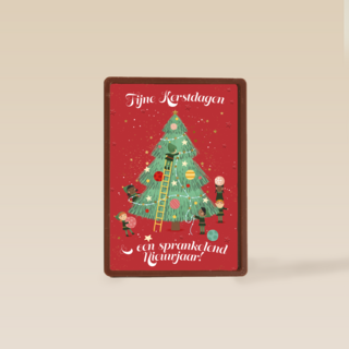 kerstboom wordt opgetuigd door elven