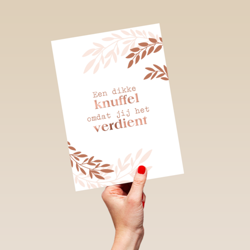 een dikke knuffel met metallic bladeren