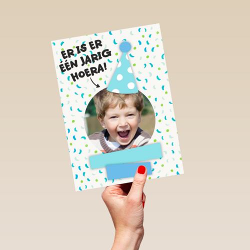 een blauwe fotokaart met feesthoed