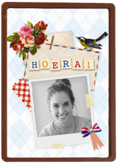 Hoera met een vogel en een vlag