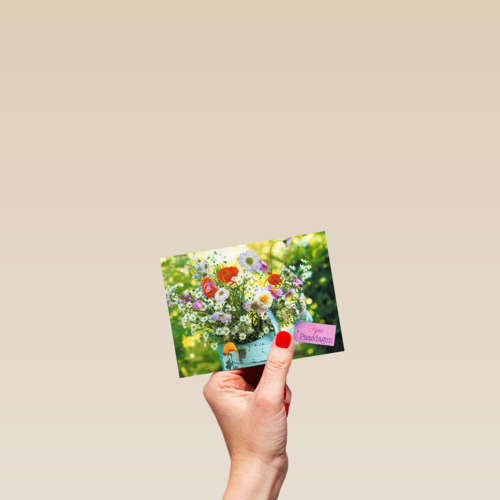 Bloemen in een gieter fijne paasdagen