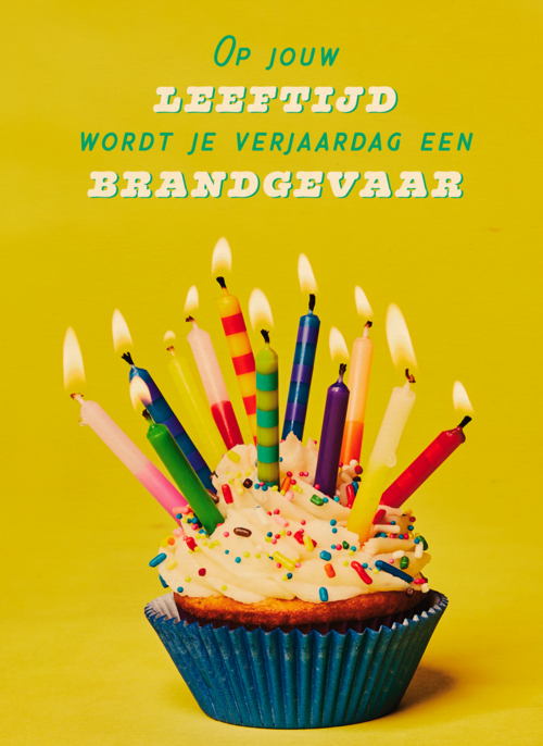 Heel veel kaarsjes op een cakeje
