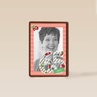 Vijfenzestig jaar met rode bloemen