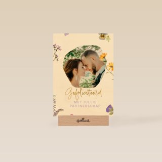 fotokaart voor pas getrouwd stel met bloemen