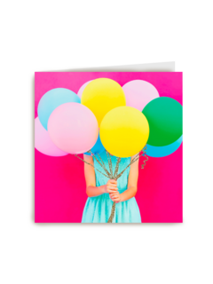 Blanco kaart meisje met ballonnen