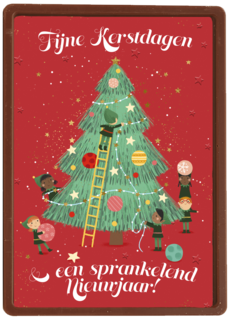 kerstboom wordt opgetuigd door elven