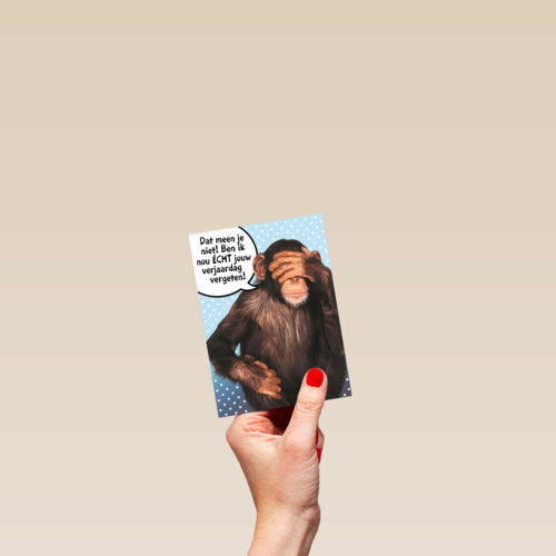aap met hand voor zijn ogen