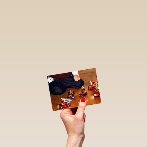Vondels kerstkaart kindje speelt met autootjes