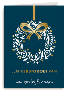 kerstkaart met krans op blauwe achtergrond