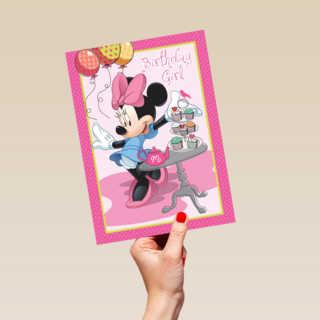minnie mouse deelt cupcakes uit