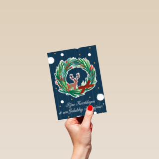 Blauwe kerstkaart kerstkrans rendier