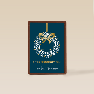 kerstkaart met krans op blauwe achtergrond