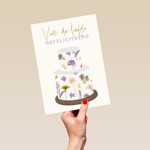 huwelijkskaart met grote taart en de tekst vier de liefde gefeliciteerd