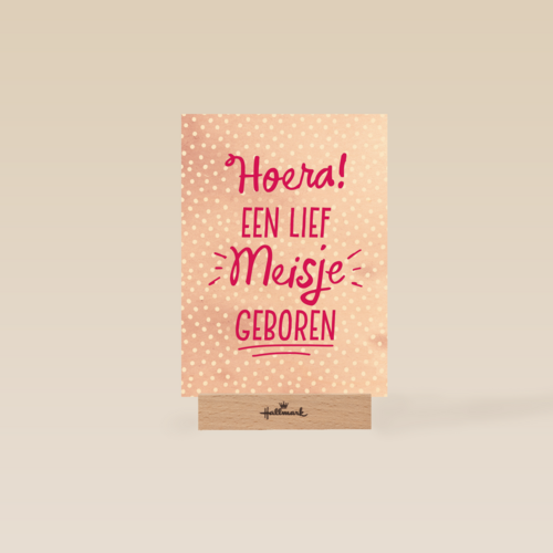 een grappig roze kaartje met de tekst hoera een lief meisje geboren